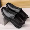 Sapatos masculinos transfronteiriços, nova coleção outono 2026: sapatos sociais de couro, estilo business casual, sola macia, antiderrapante, design slip-on, adequados para homens de meia-idade e idosos