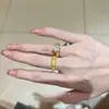Anillo Sencillo y Único de Oro con Diamantes Brillantes, Diseño de Nicho, Elegante y Exquisito, Lujo Ligero, Anillo Retro Moderno y Versátil