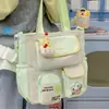 Bolso de tutoría a cuadros con bloques de color verde lima y verde leche, estilo japonés con tonos suaves y apagados, adecuado para salidas y desplazamientos, bolso cruzado