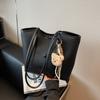 Bolso Cubo Simple y Elegante 2026 Modelo Nuevo Bolso Tote Retro de Gama Alta Gran Capacidad para Viajar Debajo del Brazo Bolso de Hombro