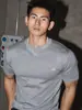 Camiseta de entrenamiento de fitness para hombre de manga corta Henley ajustada elástica de cuello redondo estilo americano para comercio exterior transfronterizo del sudeste asiático verano