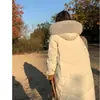 Abrigo de invierno largo de algodón para mujer con cuello grande de pelo y capucha, por encima de la rodilla, corte holgado, adelgazante, engrosado, cálido, con botones de cuerno, moderno