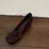 Novos mocassins quadrados minimalistas da moda 2027 para mulheres, adequados para o trajeto diário, com salto oculto, estilo slip-on e um design de corte profundo