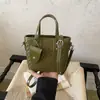 Bolso pequeño súper popular para el trabajo, nuevo modelo de verano 2026 para mujer, bolso cubo de un solo hombro cruzado con patrón tejido de alta gama