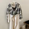 2026 Nuevo Estilo Chal de Cadena de Jacquard Imitación Cachemira Doble Cara para Mujer, Lujo Ligero, Tacto de Alta Gama, Abrigo Cálido, Nuevo Estilo
