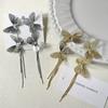 Pendientes de borla de mariposa de metal con nuevo diseño moderno y elegante para mujer, ligeros, de lujo, con un toque único y avanzado.