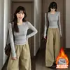Camiseta básica branca de gola redonda combinada com um top de manga longa slim fit de alta qualidade para mulheres, estilo coreano, novo para 2026