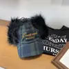 Gorra de Béisbol a Cuadros Bordada Estilo Retro Americano para Mujer, Moderna y Elegante, Cálido Sombrero Lei Feng de Doble Uso para Proteger los Oídos