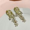 Pendientes de borlas de perlas ovaladas exageradas de estilo barroco europeo y americano para mujer, estilo retro nicho transfronterizo, recién llegados.