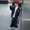Conjunto de chaqueta deportiva de otoño para niños 2026 nuevo elegante versión coreana para jóvenes caballeros atuendo de dos piezas primavera y otoño