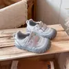 Zapatillas Deportivas Transpirables de Suela Suave para Niñas 2026 Primavera y Otoño Zapatillas de Entrenamiento Alemanas con Velcro Ligeras Antideslizantes de Malla para Niños