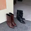 Botas Femininas de Salto Grosso Bico Fino Meio da Panturrilha 2026 Outono/Inverno Retrô Versátil Emagrecedoras para Panturrilha Larga Franzidas