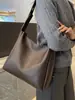 Bolsa de mão de couro encerado estilo retrô transfronteiriça, uma bolsa de ombro elegante e versátil para mulheres, apresentando um design leve e luxuoso com um estilo único de bolsa saco.