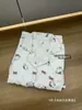 Conjunto de pijama de algodón nube para mujer de principios de otoño, con un diseño suave, lindo y adorable de rayas de dibujos animados de KT, con un cárdigan de estilo pijama de corte holgado y cuello abierto