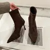 Botas de Cano Curto com Salto Alto e Bico Fino Marrons Femininas 2026 Outono/Inverno Novas Versáteis Estilo Coreano Salto Agulha Elásticas Botas Camurça Emagrecedoras