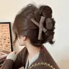 Novo prendedor de cabelo de garra grande de pelúcia 2026, prendedor de cabelo marrom de alta qualidade para mulheres, acessório de cabelo tipo pinça de tubarão para a parte de trás da cabeça, estilo retrô outono e inverno