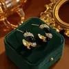 Pendientes Vintage de Estilo Francés en Forma de C con Giro en Negro y Blanco con Diamantes, Pendientes de Alta Gama con un Toque de Lujo, Versátiles y Elegantes