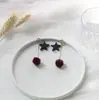 "Coleção de Brincos de Pelúcia" Atmosfera Outono e Inverno Brincos com Pingente de Bola de Pelo Design de Alto Padrão para Mulheres Brincos de Réveillon