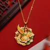 Nuevo colgante de peonía y fénix con exquisito diseño calado, luciendo lujoso esmalte y técnicas de tallado tradicionales, un collar perfecto como regalo para novios, novias o mejores amigos