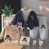 Conjunto de Roupa para Meninos Primavera e Outono 2026 Nova Moda Tendência Jaqueta de Baseball Suéter Conjunto de Três Peças Roupas Estilosas