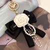 Llavero de tela con lazo de estilo coreano y flor de camelia con perlas para coche, colgante decorativo para bolso de moda para mujer