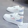 Tênis branco feminino 2026 primavera novo popular versátil esportivo casual, sapatos femininos de sola grossa, sapatos impermeáveis de primavera e outono