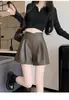 Shorts de couro PU marrom para mulheres, novo estilo outono/inverno 2026, cintura alta, corte A, perna larga, tamanho petite, adequado para usar sobre botas