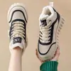 Sapatos de plataforma de cano alto com sola grossa para mulheres 2026 novo estilo de inverno forrados com pelúcia sapatos brancos que aumentam a altura tênis versáteis estilosos para mulheres