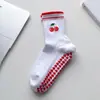 Calcetines de Yoga Frutal Otoño e Invierno Antideslizantes Profesionales para Mujer Nuevos de Entrenamiento Pilates Deportes de Interior de Caña Media con Pantalones de Tiburón