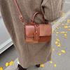 Diseño de nicho costuras de color contrastante bolso cuadrado pequeño portátil nuevo invierno 2024 moda coreana simple retro bolso de hombro