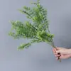 Plantas verdes artificiales en stock, manojos de helecho, hojas de helecho, hierba de helecho para decoración de paredes interiores y diseño de paisajes, césped artificial al por mayor