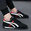 Zapatos de hombre 2026 nuevo resorte casual deportivos antideslizantes estilo Forrest Gump versátiles suela blanda entrenamiento alemán zapatillas rojas para adolescentes
