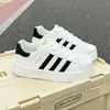 Nuevas Zapatillas Deportivas Infantiles Primavera y Otoño Zapatos Blancos para Niñas Suela Gruesa de Cuero Suela Suave Transpirable Zapatos Deportivos Casuales para Niños