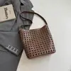 Bolso pequeño cuadrado tejido hueco de color liso estilo coreano, nuevo modelo de verano 2026, gran capacidad, aspecto elegante y relajado, bolso de hombro único