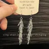 Pendientes largos de metal plateados con borlas exageradas, hebillas para las orejas, elegantes, de lujo, de alta gama, con diseño de nicho, combinables para mujer.