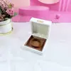 Caja de Joyería de Cuero PU en Ángulo Recto Etiqueta Dorada con Bordes Gruesos para Anillos, Collares, Pulseras y Empaque de Joyería de Moda