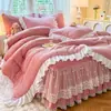 Faldón de Cama Acolchado de Terciopelo de Leche Pieza Única 2024 Nuevo Estilo Princesa Invierno Encaje Terciopelo de Coral Engrosado Colcha Juego de Tres Piezas