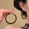 Brincos de Tarraxa Florais com Estampa de Leopardo em Resina Estilo Vintage de Hong Kong para Outono e Inverno Brincos Versáteis de Nicho Brincos de Luxo Leve de Alta Qualidade
