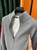Suéter de outono e inverno, cor sólida casual, cardigã versátil com zíper, malha masculina, estilo popular, gola alta, peça externa de corte solto