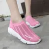 Nuevos calcetines, zapatos para mujer, primavera y verano, zapatos para caminar huecos, zapatos casuales de malla, zapatos de moda para perezosos, zapatillas huecas
