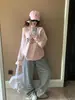 Blusa Feminina 2025 Nova Moda Versátil Fina com Estampa de Filhotes Divertida e Fofa, Gola Assimétrica, Modelo Ombro a Ombro