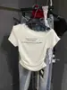 Camiseta de mujer de estilo coreano, versátil, con huecos, cuello redondo, de un solo hombro, manga corta, con estampado de letras, fruncido asimétrico, corte ajustado, adelgazante para el verano
