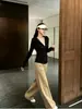 Sudadera jacket negra ajustada para mujer, pantalones largos estilo old money de otoño, top de manga larga, atuendo sofisticado e intelectual, conjunto completo