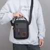 Bolso cruzado de moda para hombre, bolso de mano, bolso de hombro con conector para auriculares, múltiples bolsillos, bolsillo trasero seguro