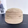Gorra de estilo coreano con pliegues para equitación para mujer, un accesorio de invierno retro y versátil que hace que el rostro parezca más pequeño, una gorra de boina cálida y resistente al frío con visera de pico de pato
