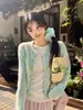 Suave y elegante, este cárdigan de punto verde de manga corta es un nuevo estilo de otoño para mujer, perfecto para atuendos de inspiración coreana.. Es suave, cómodo y se ve increíble como suéter o prenda exterior.