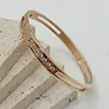 Pulseira de Aço Titânio Estilo Coreano para Mulheres Pulseira com Fivela Fashion Joias Europeias e Americanas Vazada com Zircônia Fabricante Atacado