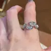 Anillo Ancho Plateado Brillante para Mujer, Lujo Ligero con un Toque de Alta Gama, Anillo Apilable para Dedo Índice, Anillo de Diseño Nicho