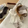 Novas meias quentes de outono e inverno para mulheres, com design liso estilo japonês com listras finas, adequadas para usar como peça externa, e meias longas duráveis