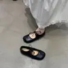 Sapatos Mary Jane retrô com bico dividido falso para mulheres, novos sapatos baixos de balé com cadarço estilo coreano 2026, sapatos de vovó baixos